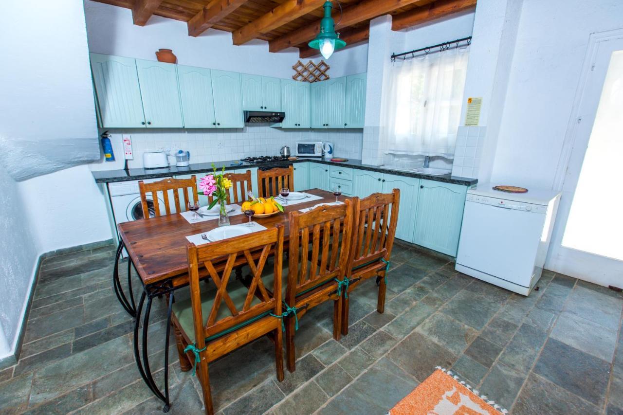 Villa Clarissa & Carmel View Paphos Bagian luar foto